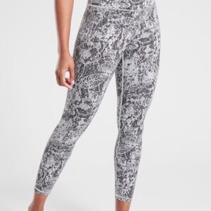 Like new Athleta Elation Graffiti 7/8 leggings L 511165